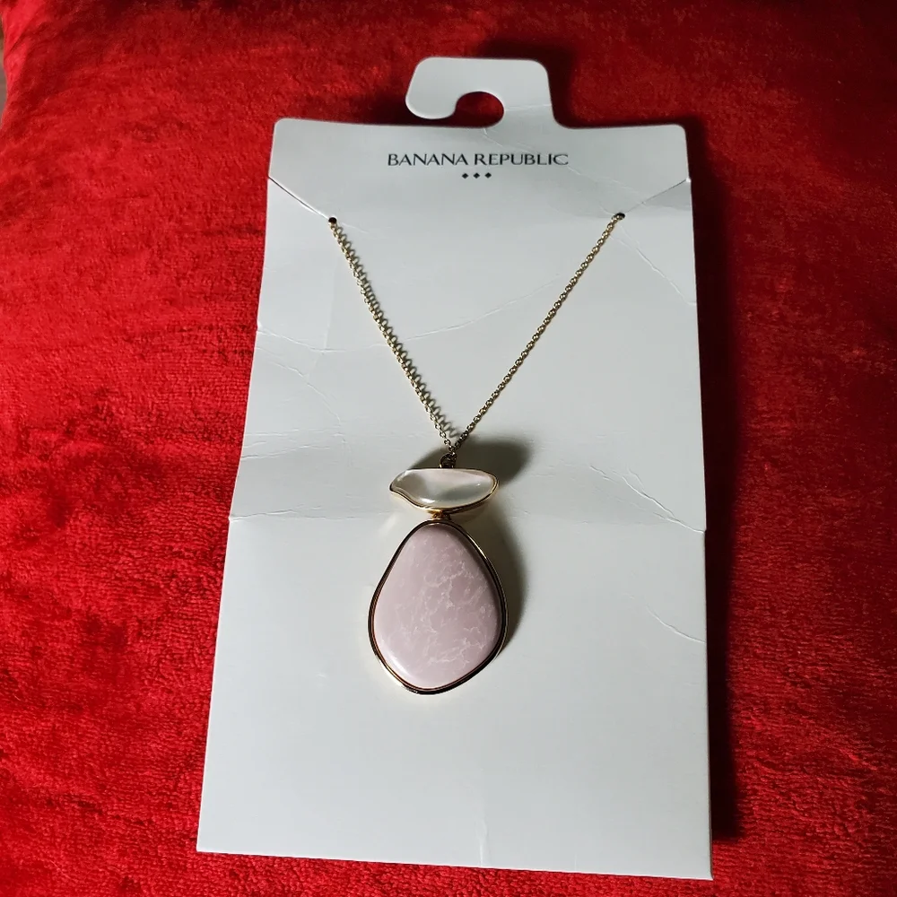 NWT Banana Republic Mother of Pearl Stone Pendant Necklace One Size In Pink